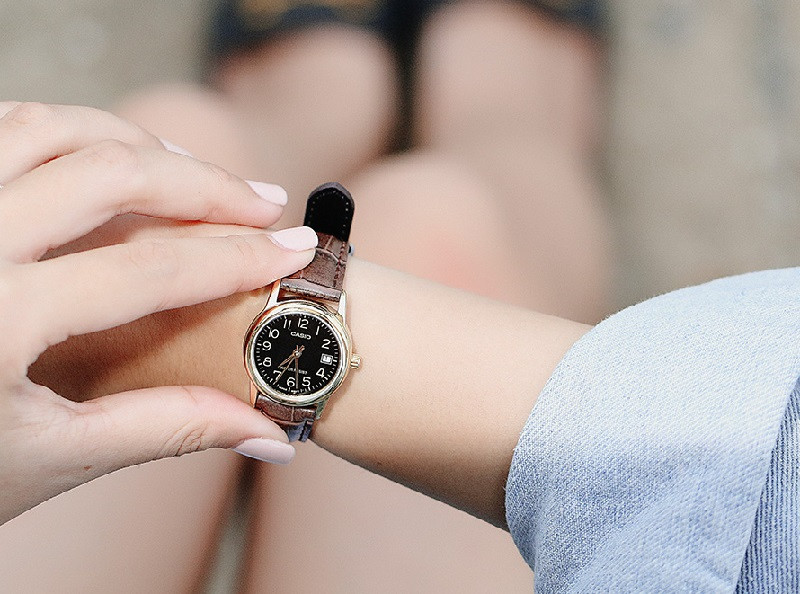 Tính năng lịch ngày tiện lợi trên đồng hồ Casio nữ mặt nhỏ