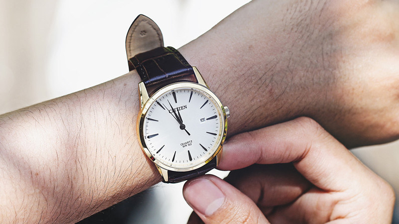 Mặt kính của mẫu đồng hồ quartz này trong suốt, chịu lực tốt