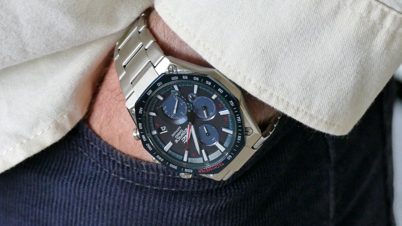Tìm điện thoại là một chức năng độc đáo trên đồng hồ Edifice Casio EQB-1100XDB-2ADR, tăng thêm giá trị cho đồng hồ quân đội giá rẻ