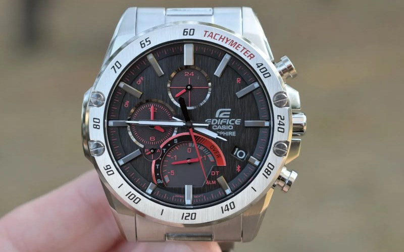 Đồng hồ Edifice Casio EQB-1000XD-1ADR với bộ máy năng lượng ánh sáng cho thời gian sử dụng 7 năm, là đồng hồ quân đội giá rẻ hiệu quả