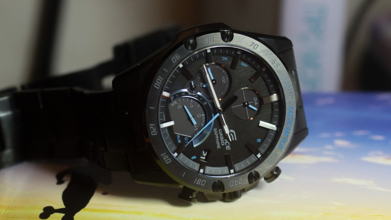 Đồng hồ Edifice Casio EQB-1000XDC-1ADR sở hữu tính năng Chronograph và Tachymeter, là một lựa chọn đồng hồ quân đội giá rẻ tiện ích