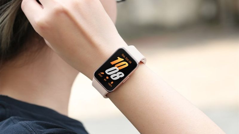 Dây đeo silicone mềm mại của Samsung Galaxy Fit3 – đồng hồ thông minh rẻ nhất.
