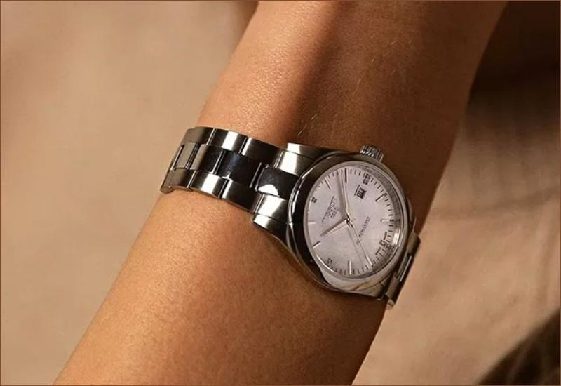 Chiếc đồng hồ nữ sang trọng Mathey Tissot được chế tác từ vật liệu cao cấp như thép 316L và mặt kính Sapphire.