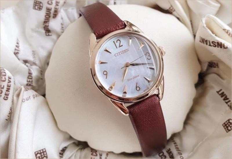 Mẫu đồng hồ đeo tay Citizen với công nghệ Eco-Drive độc quyền, thân thiện môi trường và tiện lợi cho người dùng cao tuổi.