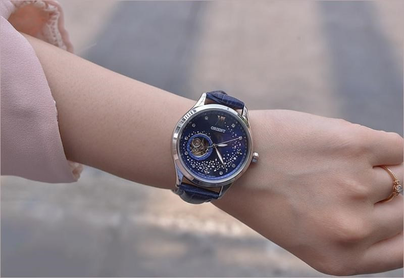 Chiếc đồng hồ quý bà Orient với thiết kế tinh tế, lịch lãm, phù hợp với phong cách sang trọng.