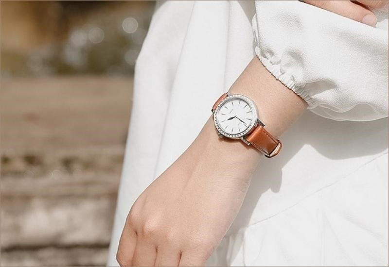 Đồng hồ Esprit Mỹ, thiết kế đơn giản, thanh lịch, phù hợp làm quà tặng cho phụ nữ lớn tuổi.