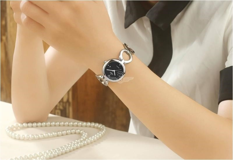 Chiếc đồng hồ đeo tay Srwatch với mặt số rõ ràng và phong cách nhẹ nhàng, dễ dàng kết hợp trang phục cho phụ nữ lớn tuổi.