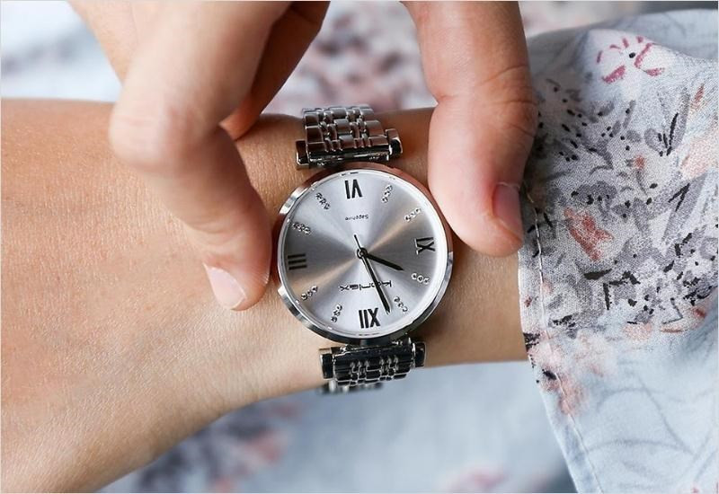 Mẫu đồng hồ cho người lớn tuổi Korlex với dây da tổng hợp hoặc hợp kim, phù hợp nhiều phong cách.