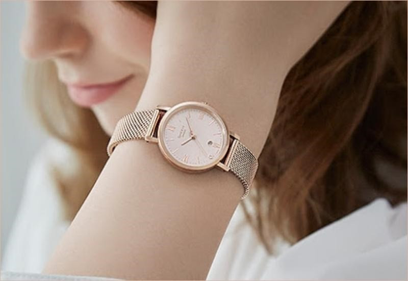 Chiếc đồng hồ đeo tay Casio với mặt kính khoáng và vỏ thép không gỉ, độ bền cao cho quý bà.