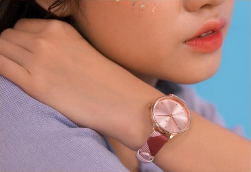 Mẫu đồng hồ nữ trung niên Elio với mặt số dễ đọc và dây kim loại sang trọng.