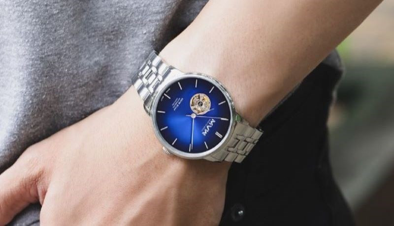 Thiết kế xanh đen nổi bật, thu hút của đồng hồ dây kim loại giá rẻ MVW Star