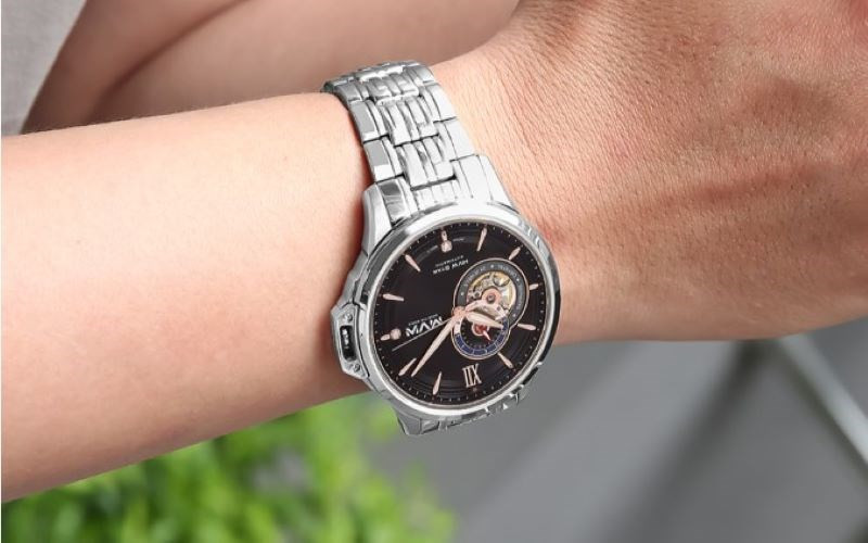 Khung viền đồng hồ thiết kế chắc chắn, chịu lực tốt trên đồng hồ dây kim loại giá rẻ MVW