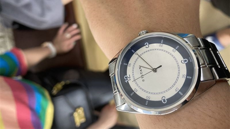 Đồng hồ TITAN 38mm Nam 1729SM04 mặt tròn mỏng, thiết kế sang trọng cho quý ông lịch lãm