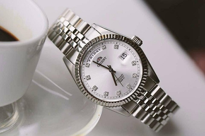 Đồng hồ Orient Oyster EV0J003W với mặt số trắng và vành khía vàng, phong cách Rolex cổ điển