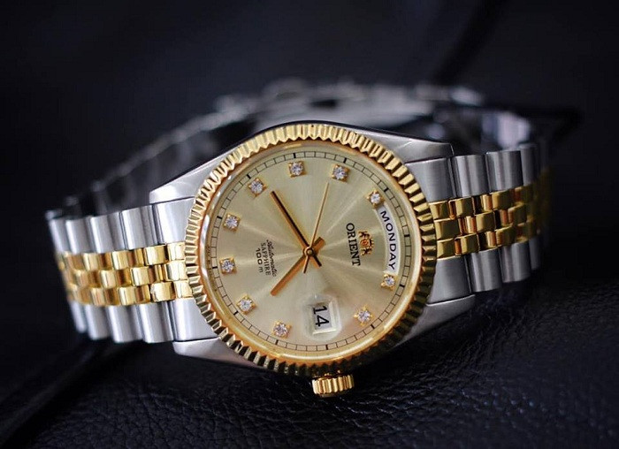 Đồng hồ Orient Oyster EV0J002C với mặt số vàng, vành khía và dây demi, phong cách Rolex sang trọng