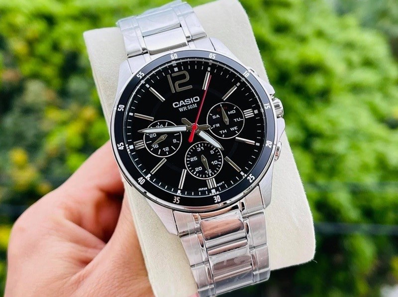 Đồng hồ Casio MTP-1374D-1AVDF dây kim loại với thiết kế mặt tròn sang trọng, phù hợp cho phân khúc đồng hồ 2 triệu