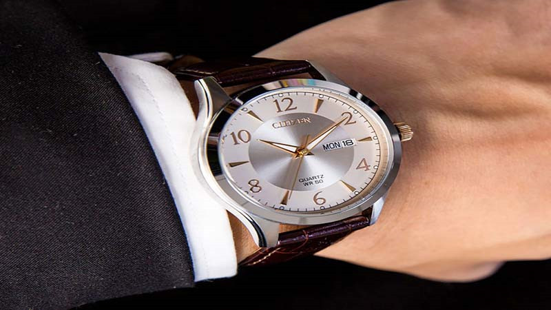 Dây đeo da tổng hợp màu nâu ôm tay của đồng hồ Citizen nam màu vàng BF2009-29X, mang lại cảm giác thoải mái khi sử dụng