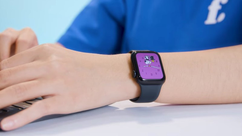 Thiết kế hiện đại của đồng hồ thông minh Apple Watch SE 2 với dây silicone thể thao