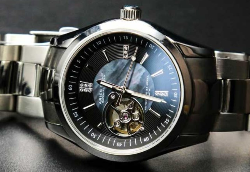 Thiết kế tinh tế, đơn giản thu hút ánh nhìn của đồng hồ cơ lộ máy Aries Gold nữ