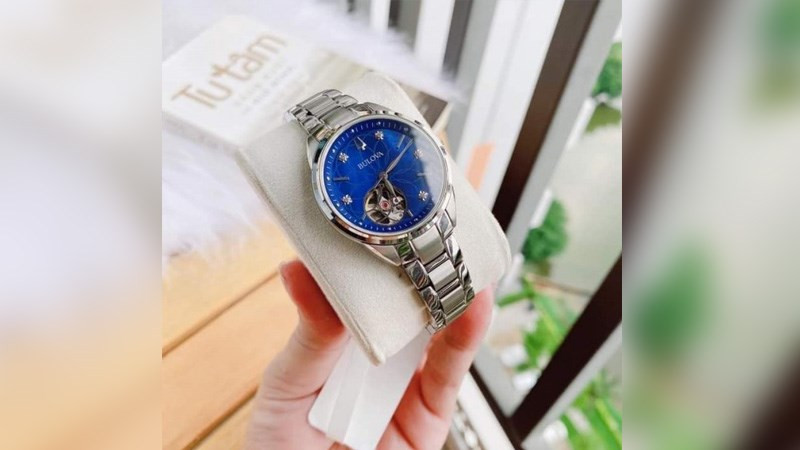 Đồng hồ có kiểu dáng sang trọng, hiện đại, nổi bật với thiết kế lộ máy tinh xảo dành cho nữ