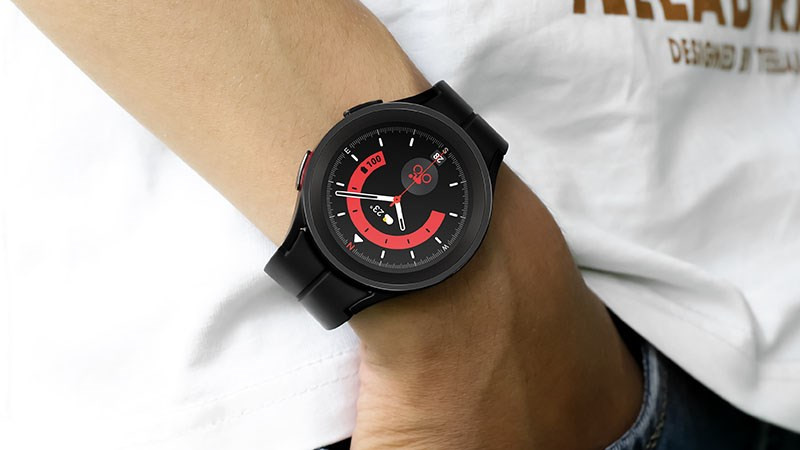 Đồng hồ thông minh Samsung Galaxy Watch5 Pro hiển thị thông số chống nước 5ATM, đảm bảo an toàn khi nghe gọi dưới nước