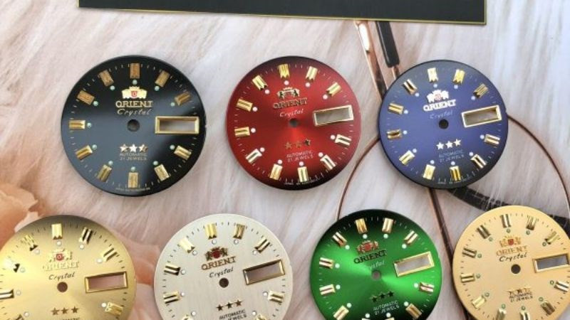 Đồng hồ thiết kế tinh xảo với mặt xanh ngọc bích nổi bật, biểu tượng của sự sang trọng và cá tính