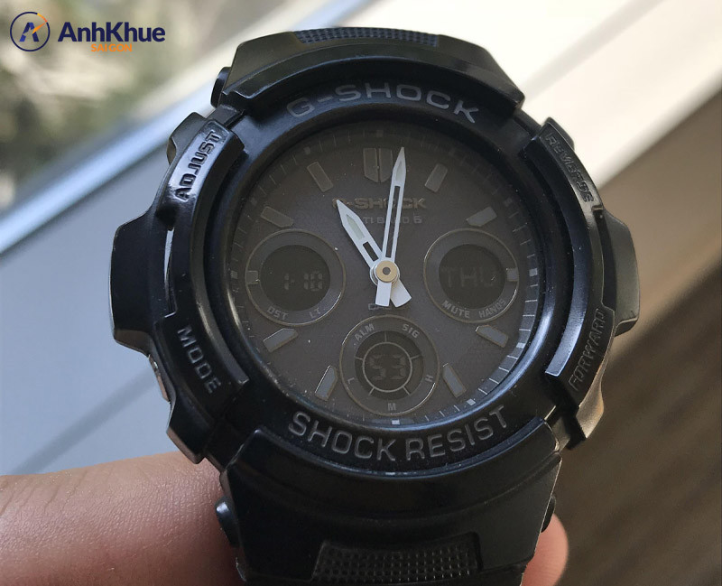 Mẫu đồng hồ G-Shock Tough Solar AWGM100B-1ACR với thiết kế vỏ đen bóng và viền bezel sáng