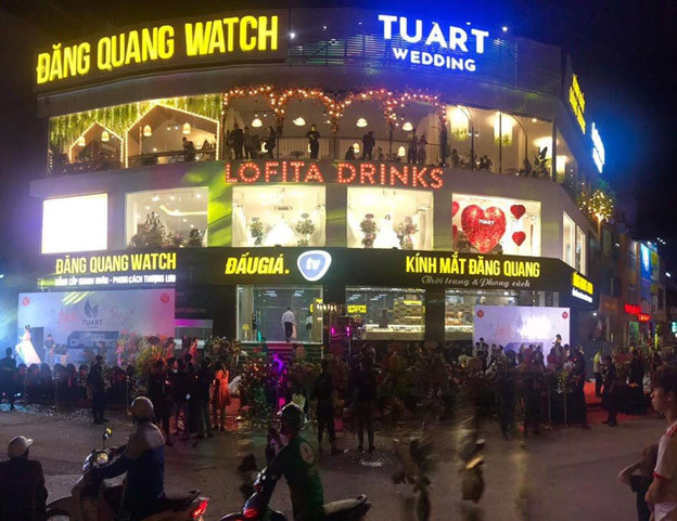 Cửa hàng đồng hồ chính hãng Đăng Quang Watch tại Hà Nội, không gian sang trọng.
