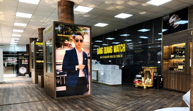 Bên trong showroom Đăng Quang Watch với đa dạng mẫu đồng hồ chính hãng quốc tế.