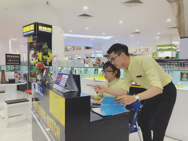 Đội ngũ nhân viên tận tâm tư vấn khách hàng tại cửa hàng đồng hồ chính hãng Đăng Quang Watch.