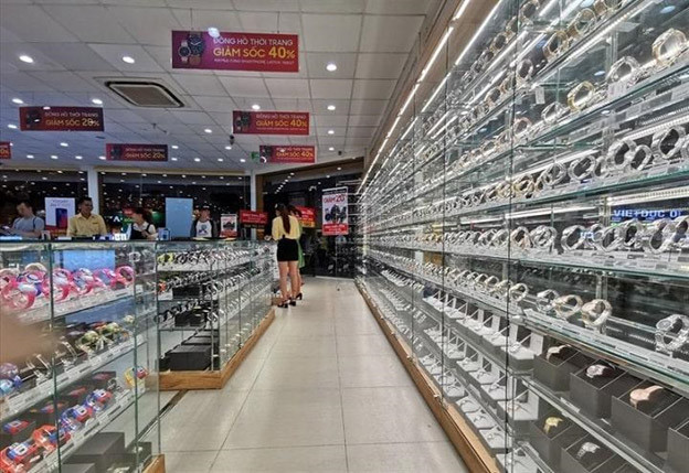 Khu vực trưng bày đồng hồ tại chuỗi cửa hàng Thế Giới Di Động.