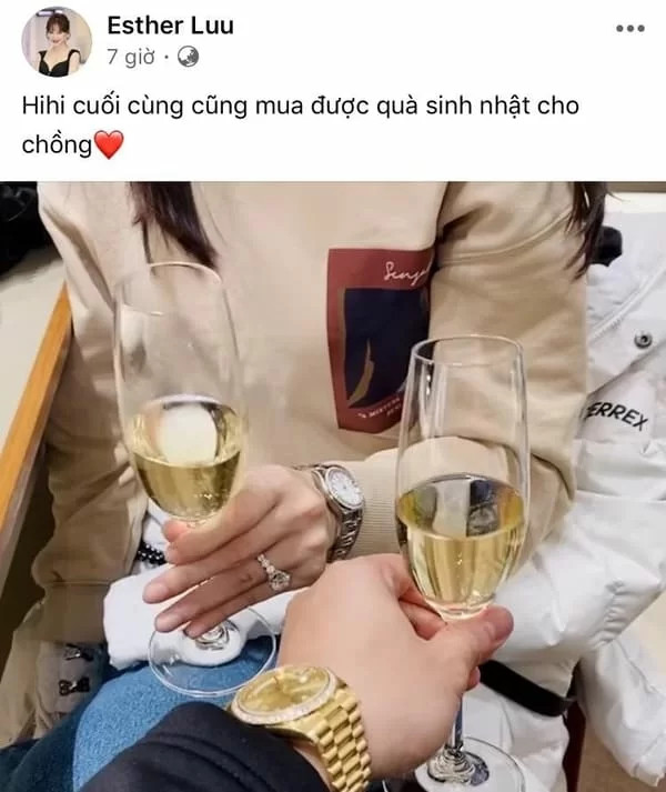 Trấn Thành khoe chiếc Rolex Day Date 40 vàng 18K, món quà sinh nhật đắt giá từ Hari Won, góp phần vào bộ sưu tập đồng hồ của anh.