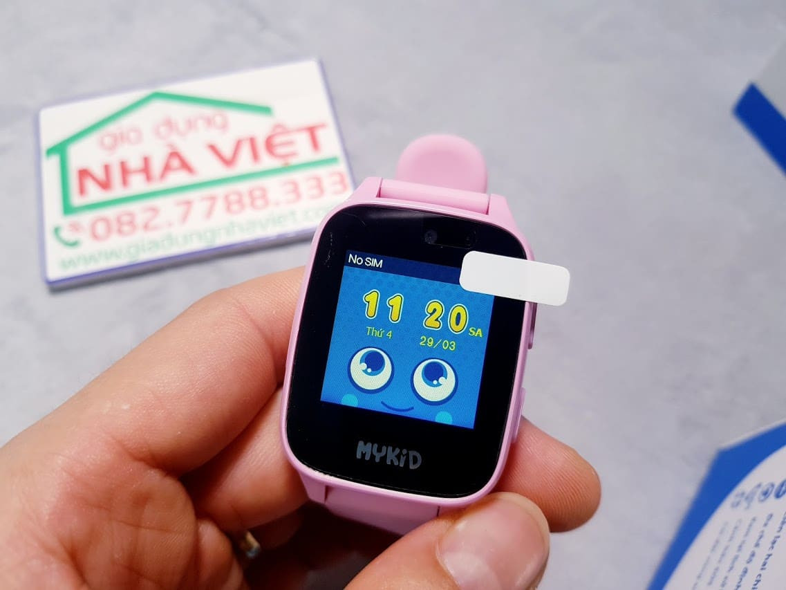 Đồng hồ màn hình cảm ứng định vị MyKID trên tay bé
