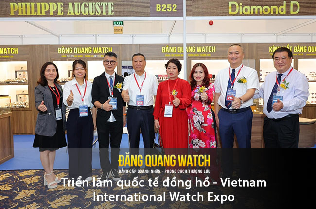 Khung cảnh tổng thể gian hàng tại triển lãm quốc tế đồng hồ, thu hút đông đảo khách tham quan.