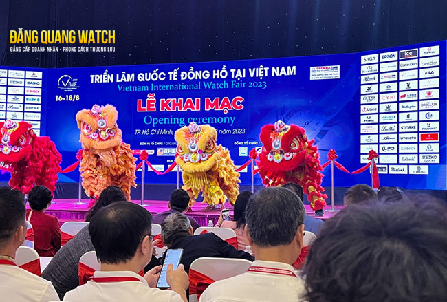 Lễ cắt băng khai mạc chính thức Triển lãm Quốc tế Đồng Hồ Việt Nam.