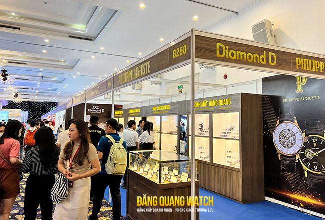 Gian hàng Đăng Quang Watch tại triển lãm, đông đảo khách hàng quan tâm đến các mẫu đồng hồ.