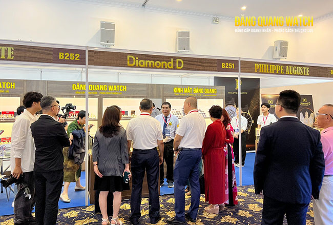 Quan khách và ban tổ chức trải nghiệm sản phẩm đồng hồ cao cấp tại gian hàng Đăng Quang Watch.
