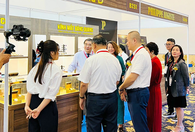 Chuyên viên giới thiệu chi tiết các bộ sưu tập đồng hồ tại sự kiện triển lãm quốc tế.
