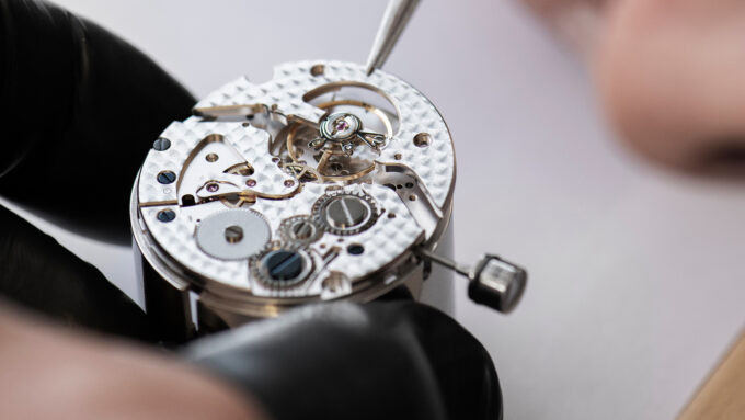 Quy trình bảo dưỡng đồng hồ Frederique Constant tại trung tâm Bệnh Viện Đồng Hồ