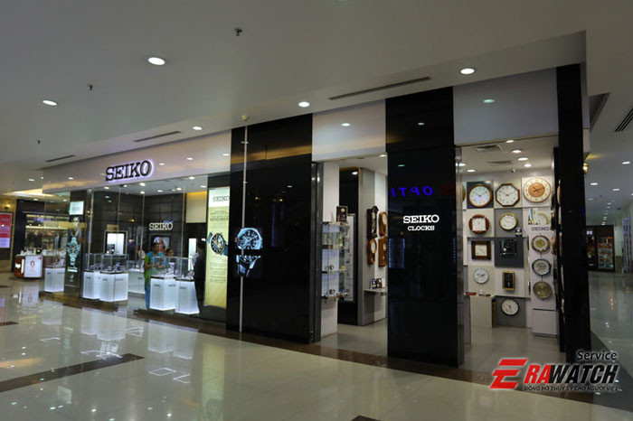 Kỹ thuật viên đang kiểm tra đồng hồ Seiko tại cơ sở sửa chữa uy tín ở Hà Nội