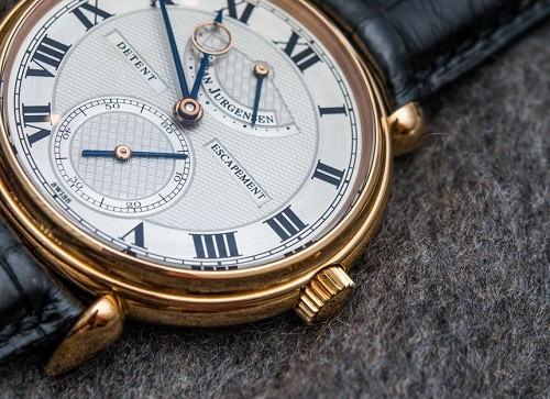 Ký hiệu trên mặt đồng hồ Urban Jurgensen chỉ bộ hồi chính xác cao trong bộ máy