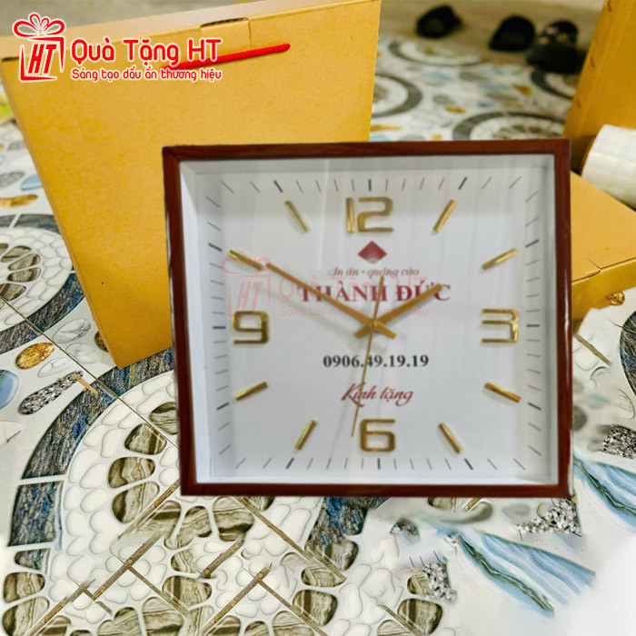 Đồng hồ treo tường 35cm vuông vành sơn màu gỗ