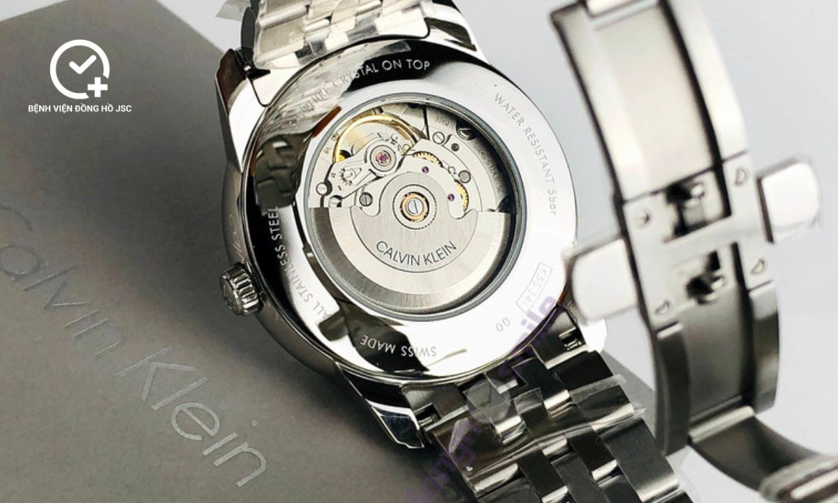 Bộ máy Quartz ETA Thụy Sĩ đảm bảo độ chính xác cho đồng hồ Calvin Klein