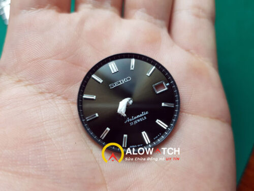 Cận cảnh quy trình chuyên vẽ mặt số đồng hồ thủ công và tỉ mỉ