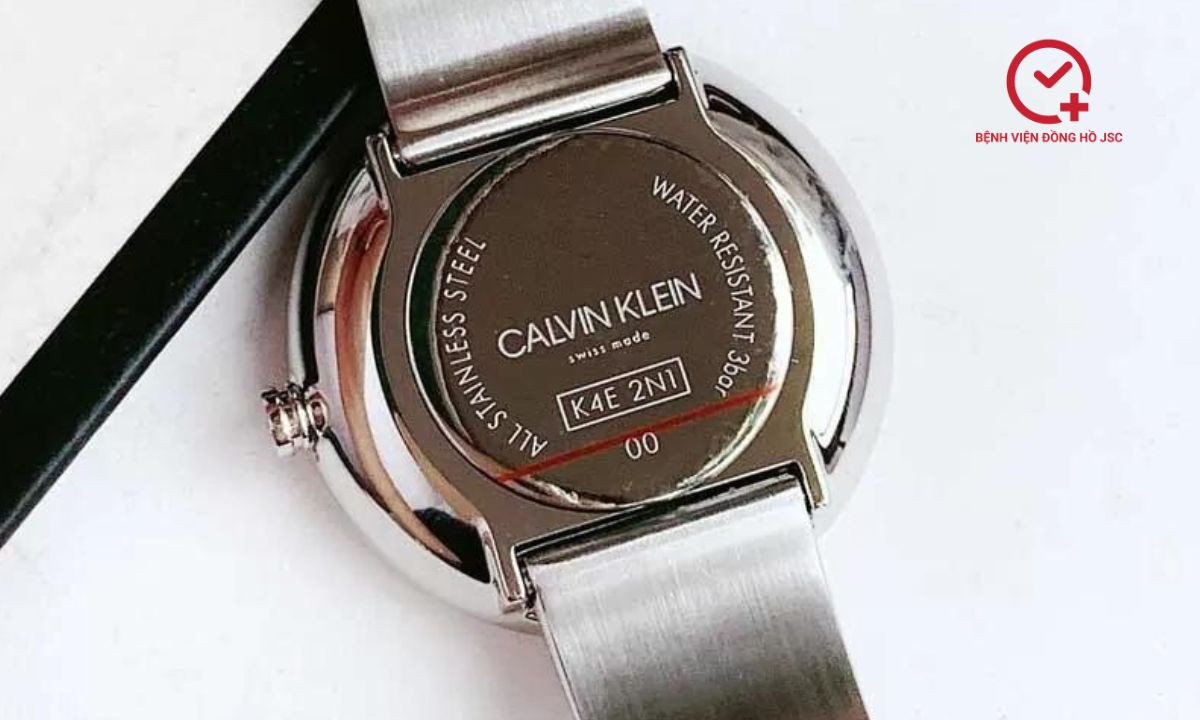 Tem "Swiss Made" trên đồng hồ Calvin Klein thể hiện chất lượng Thụy Sĩ