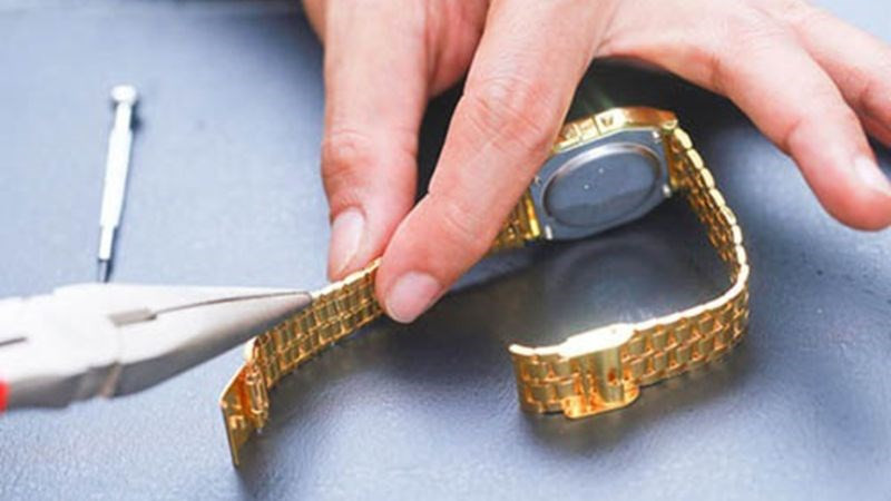 Quy trình tháo mắt dây đồng hồ kim loại bằng búa và kìm