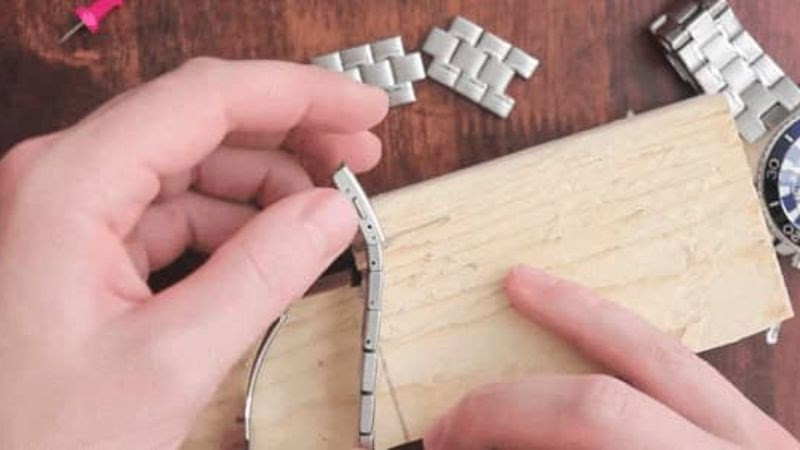 Thao tác đẩy chốt nối các mắt dây đồng hồ Casio ra ngoài