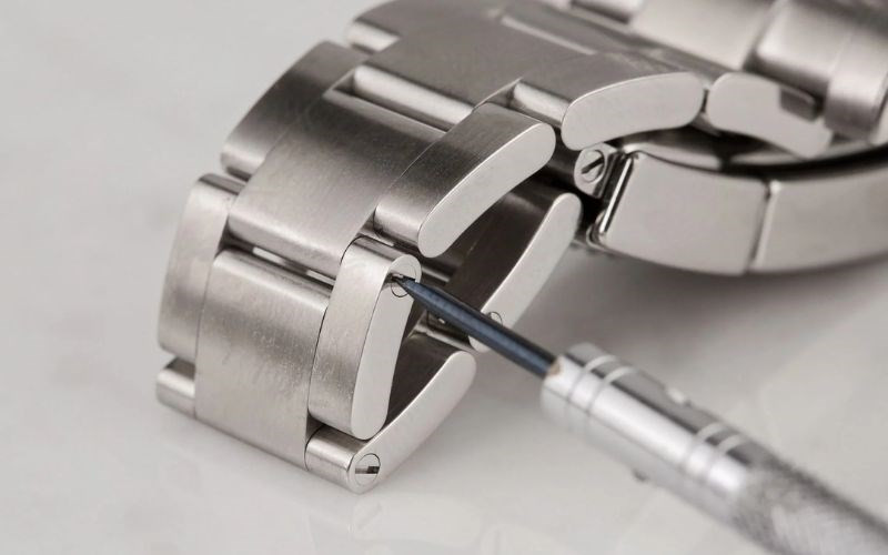 Mở chốt cài dây đồng hồ Rolex bằng tuýp và búa một cách nhẹ nhàng