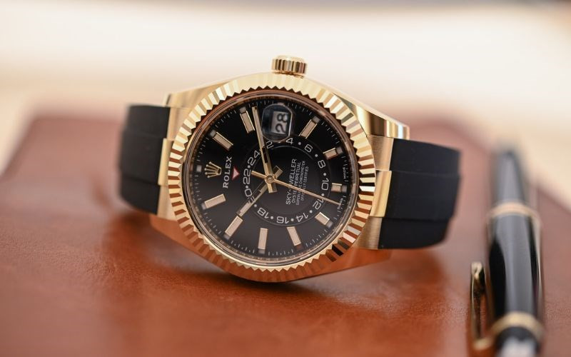 Kiểm tra sự cân đối của dây đồng hồ Rolex sau khi tháo mắt xích