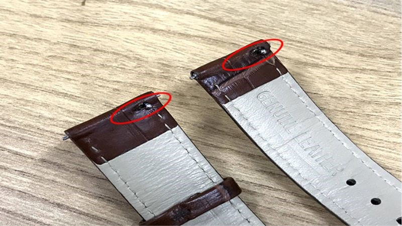 Xác định chốt cài nằm ở mặt sau của dây đồng hồ da để tháo